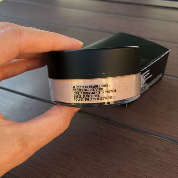 MAC Iridescent Powder in Silver Dusk Shade - Picture 3 of 5